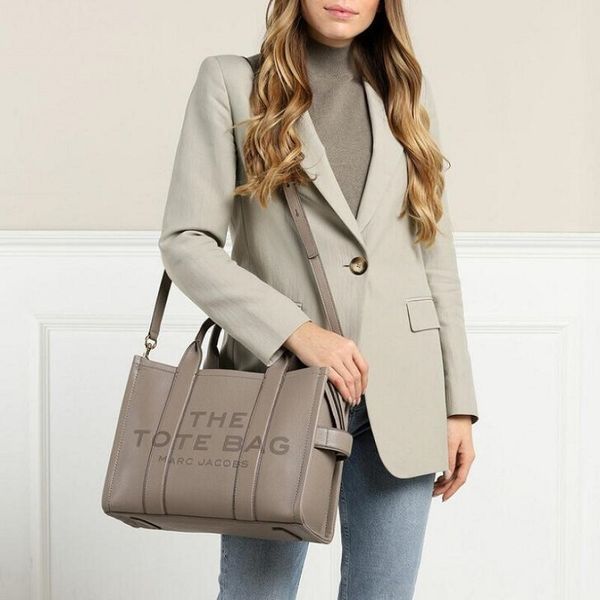 Жіноча шкіряна сумка Marc Jacobs The Leather Medium Tote Bag Wolf Cement mj02 фото